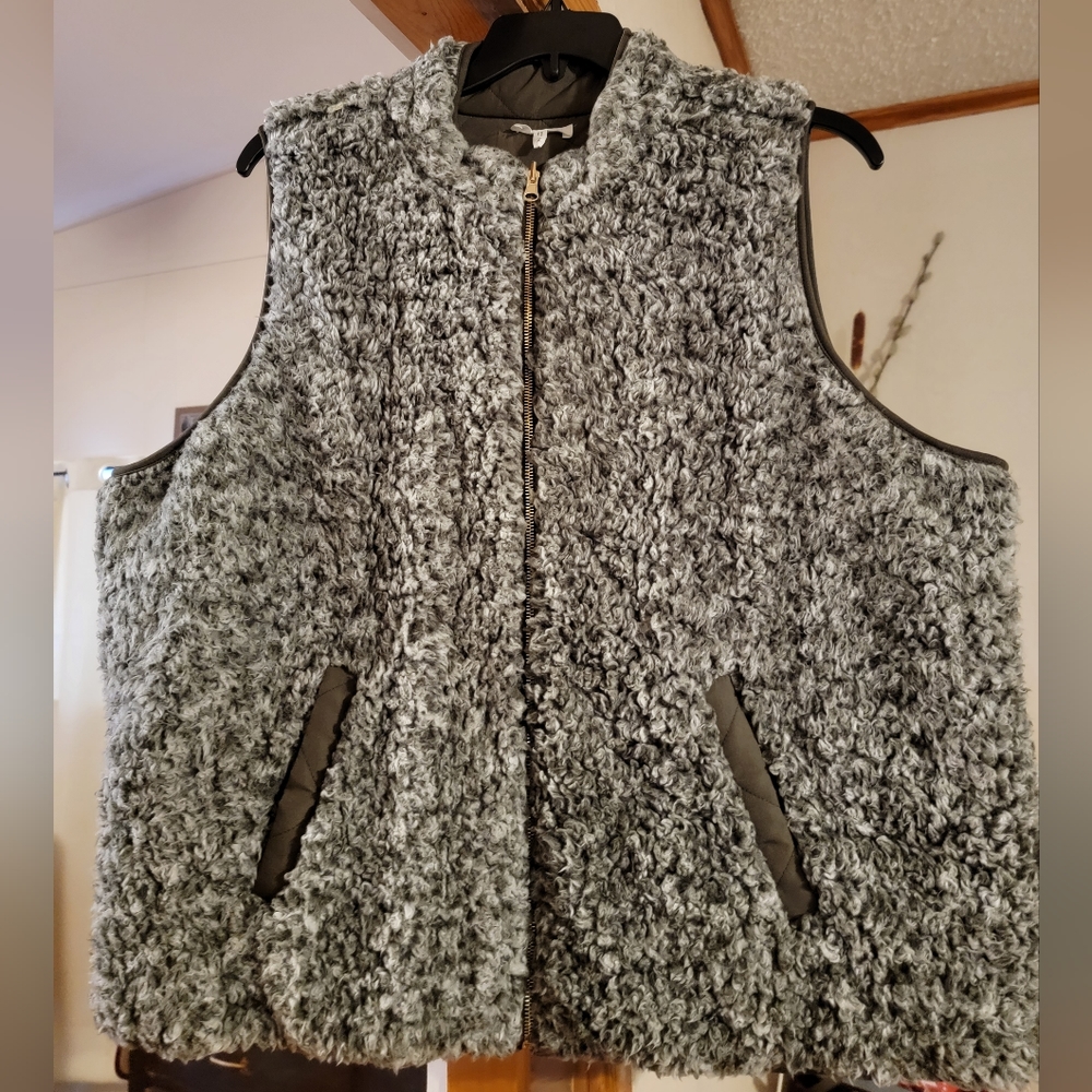Maurices hunter Green sherpa vest Size 2